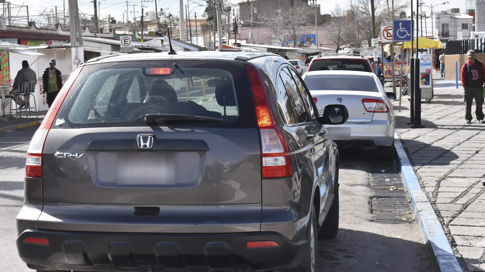 ESTACIONADOS EN ZONA DISACAPACIDAD (12)